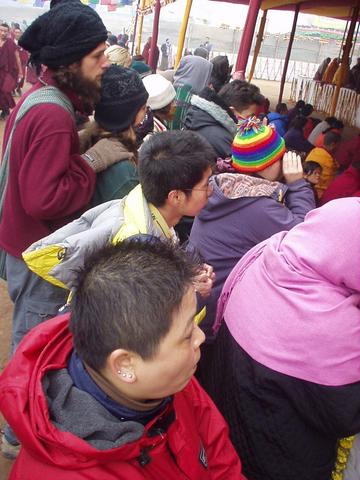 Foreigners trying to get a glance of the Dalai Lama at the 2003 Kalachakra Intitiation, Bodhgaya.