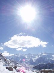 Sun, snow, mountains.