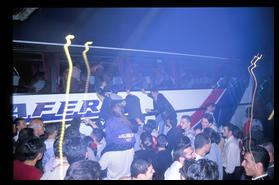 people_climbing_on_buses_instanbul