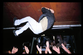 people_throwing_people_istanbul